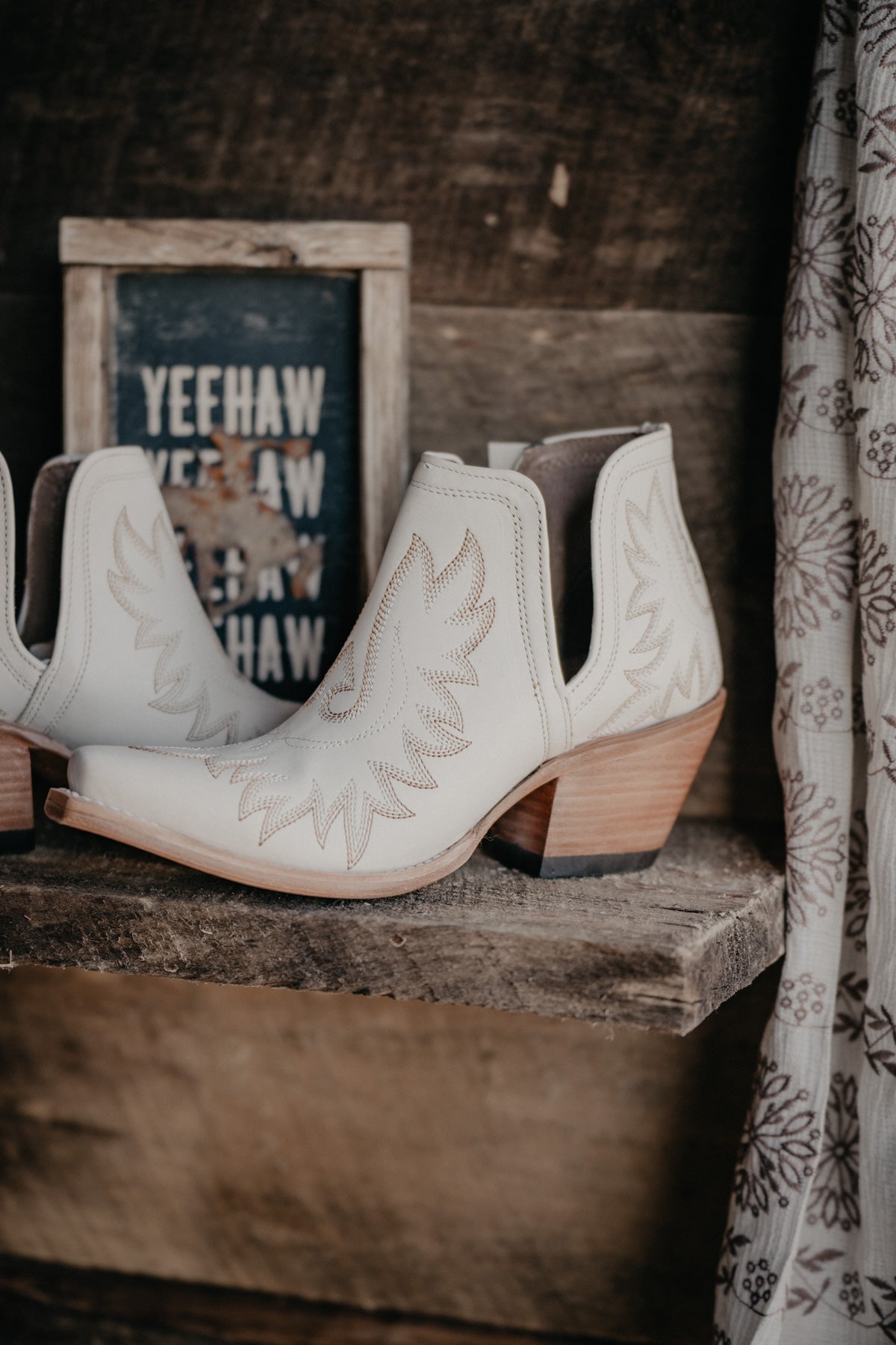 Ariat Dixon Ankle Bootie - Blanco (White)