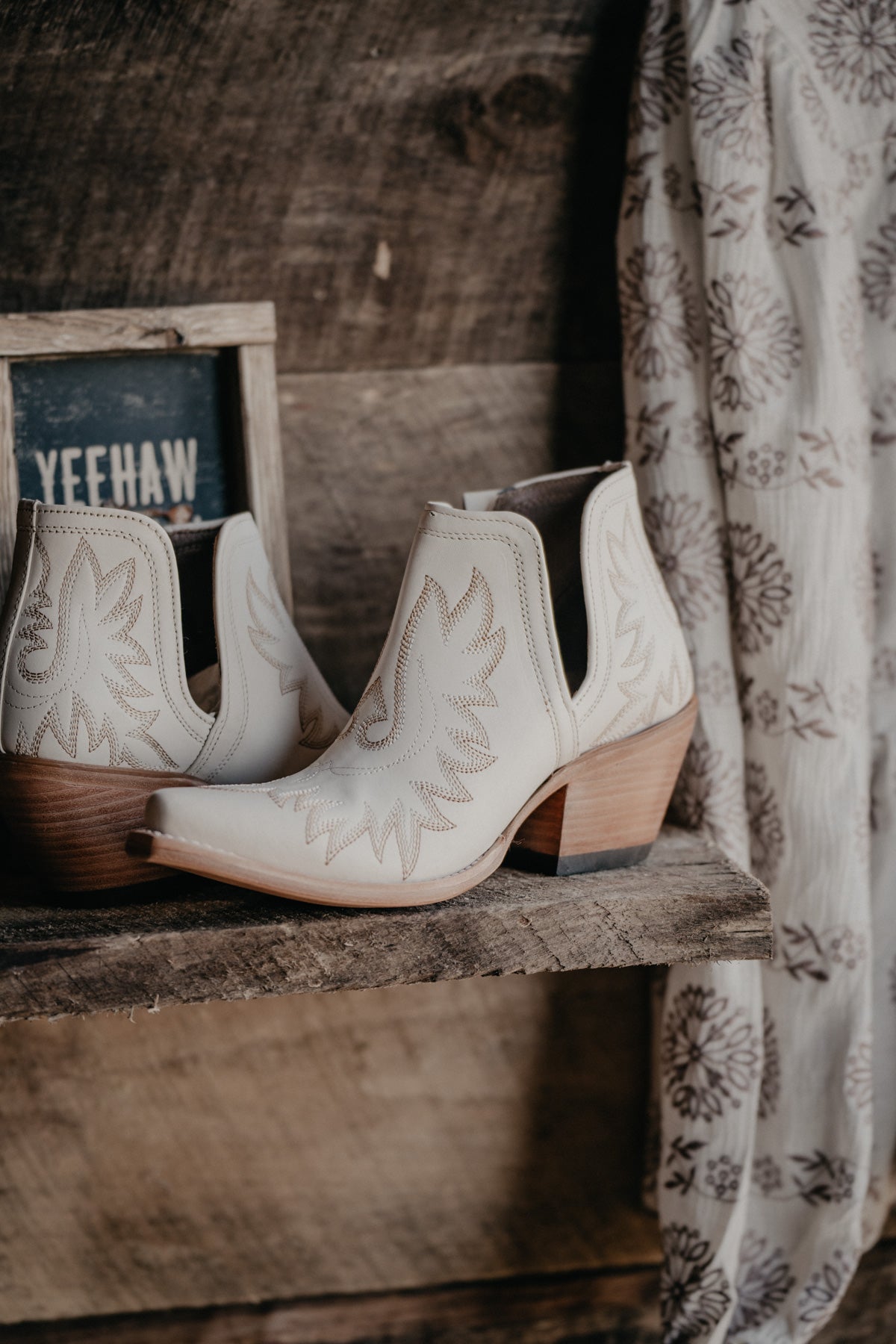Ariat Dixon Ankle Bootie - Blanco (White)