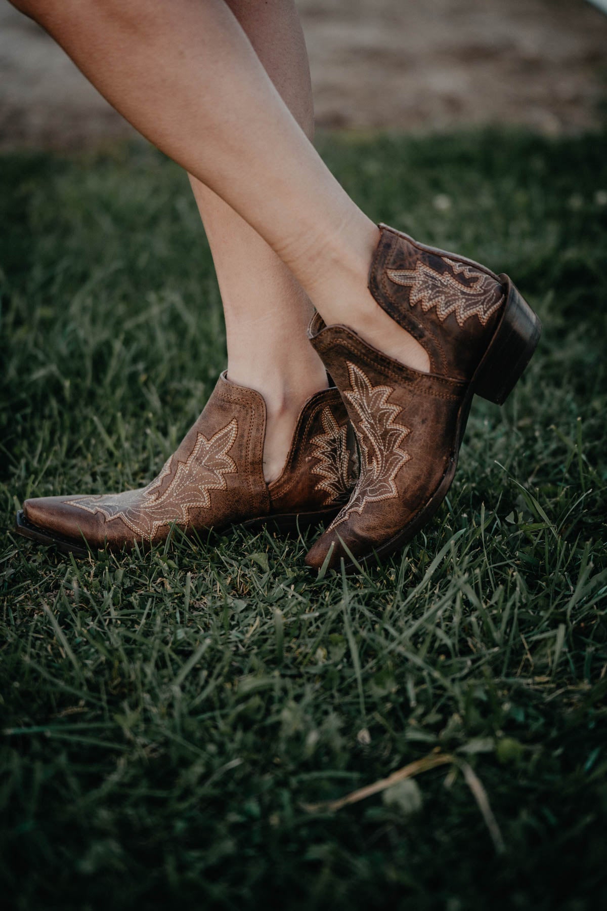 Ariat Dixon Low Heel - Brown {B & C Widths}