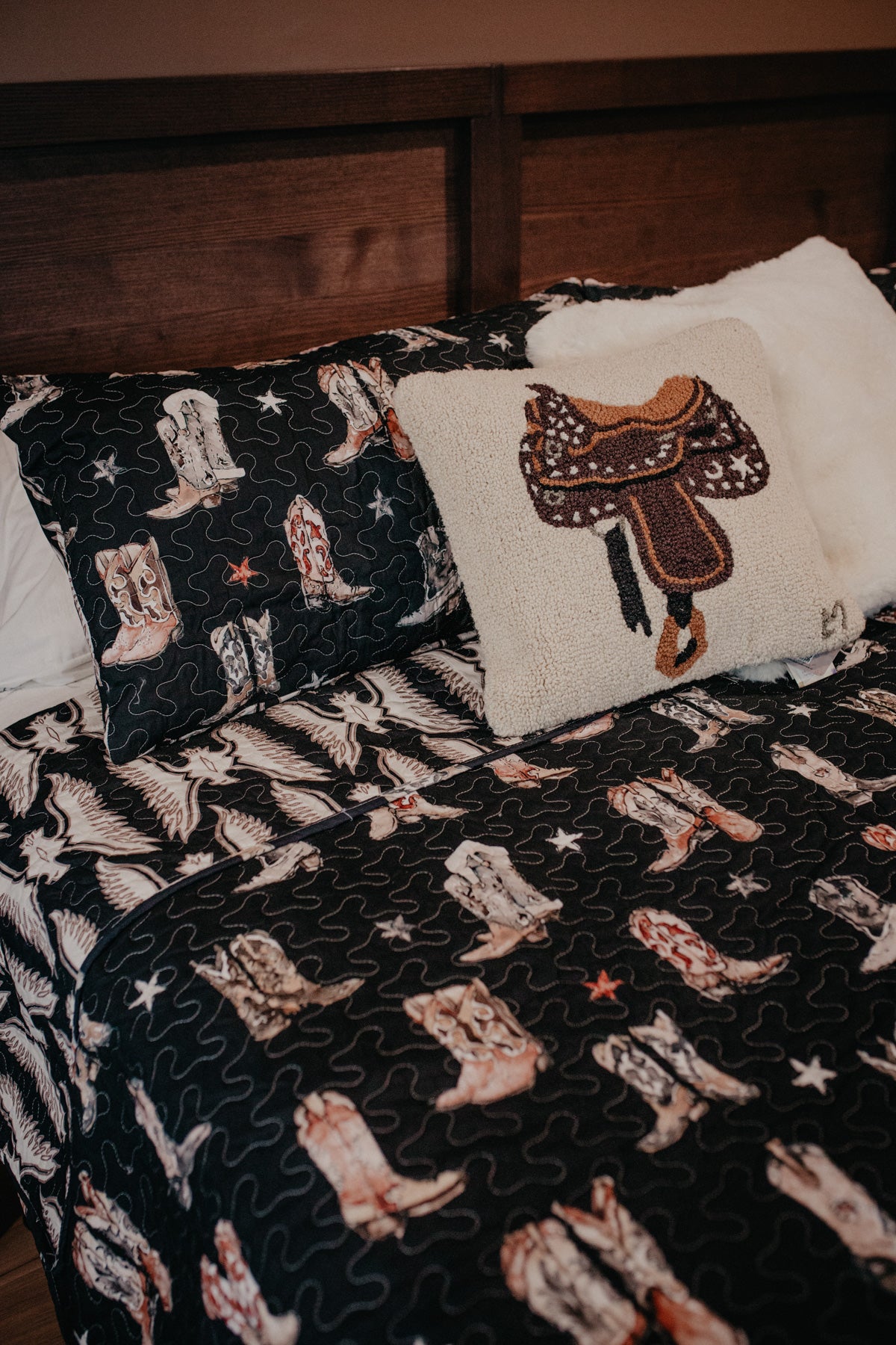 'Thunderbird Boots' Black Quilt Set (Twin, Queen, King)